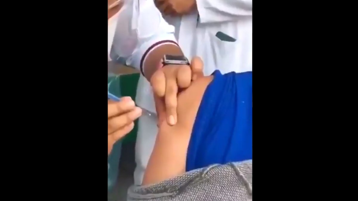 Fingenaplicar vacuna Zacatenco.jpg
