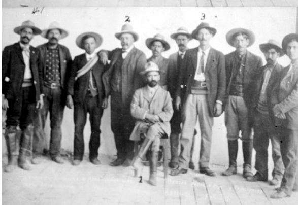 Francisco I. Madero reunido con jefes revolucionarios en la hacienda de Bustillos (1).png