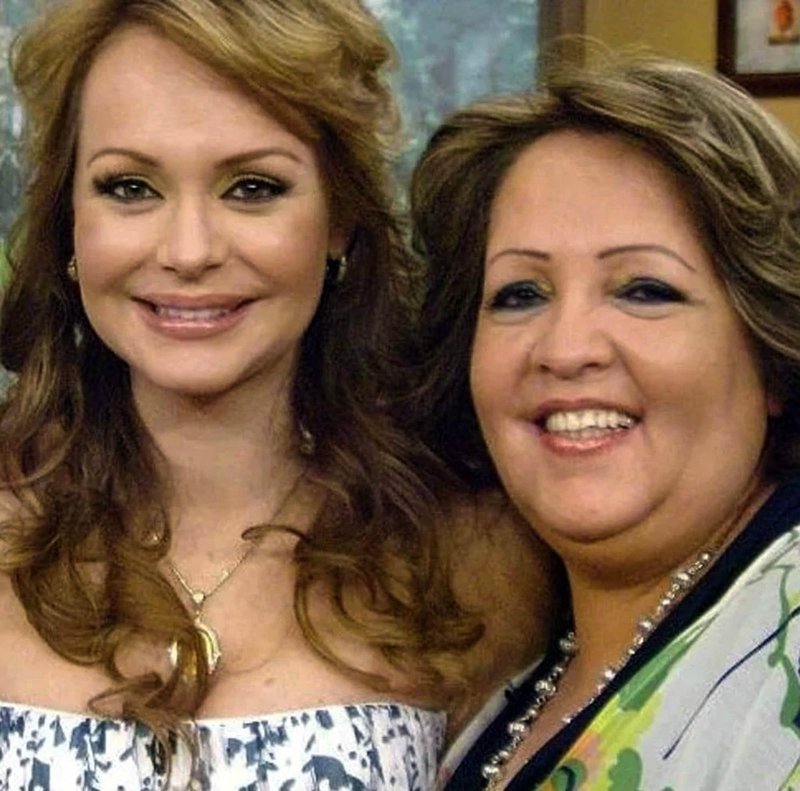 Gabriela Spanic con madre.jpg