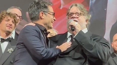 Gael García Bernal y Guillermo del Toro cantan tema de José Alfredo Jiménez en Cannes.jpg