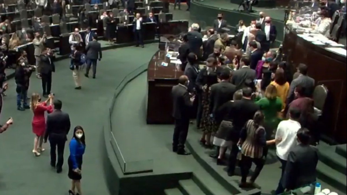 Gatell diputados fotos sana distancia.jpg