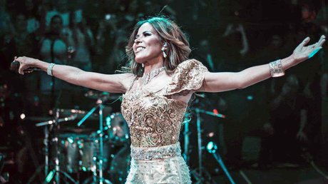 Gloria Trevi escupe al ex secretario Aurelio Nuño.jpg