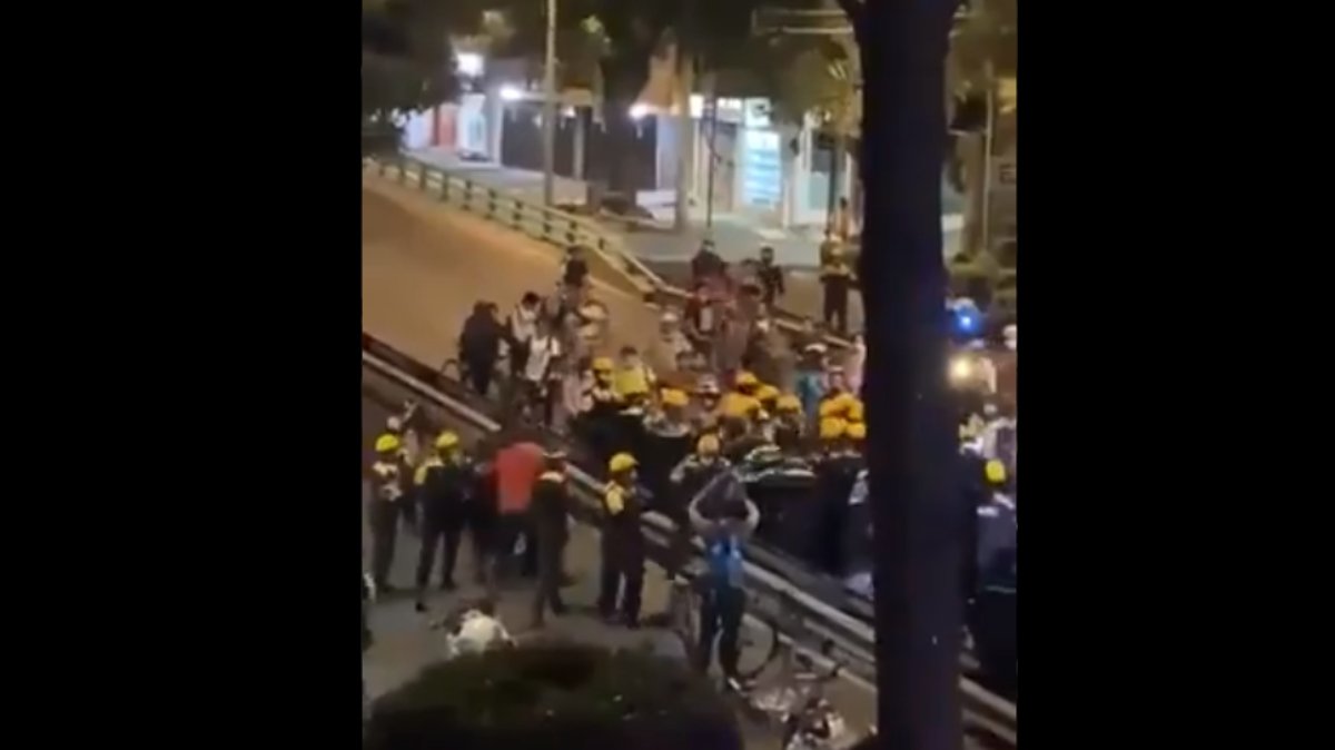 Golpes policías ciclistas manifestación.jpg