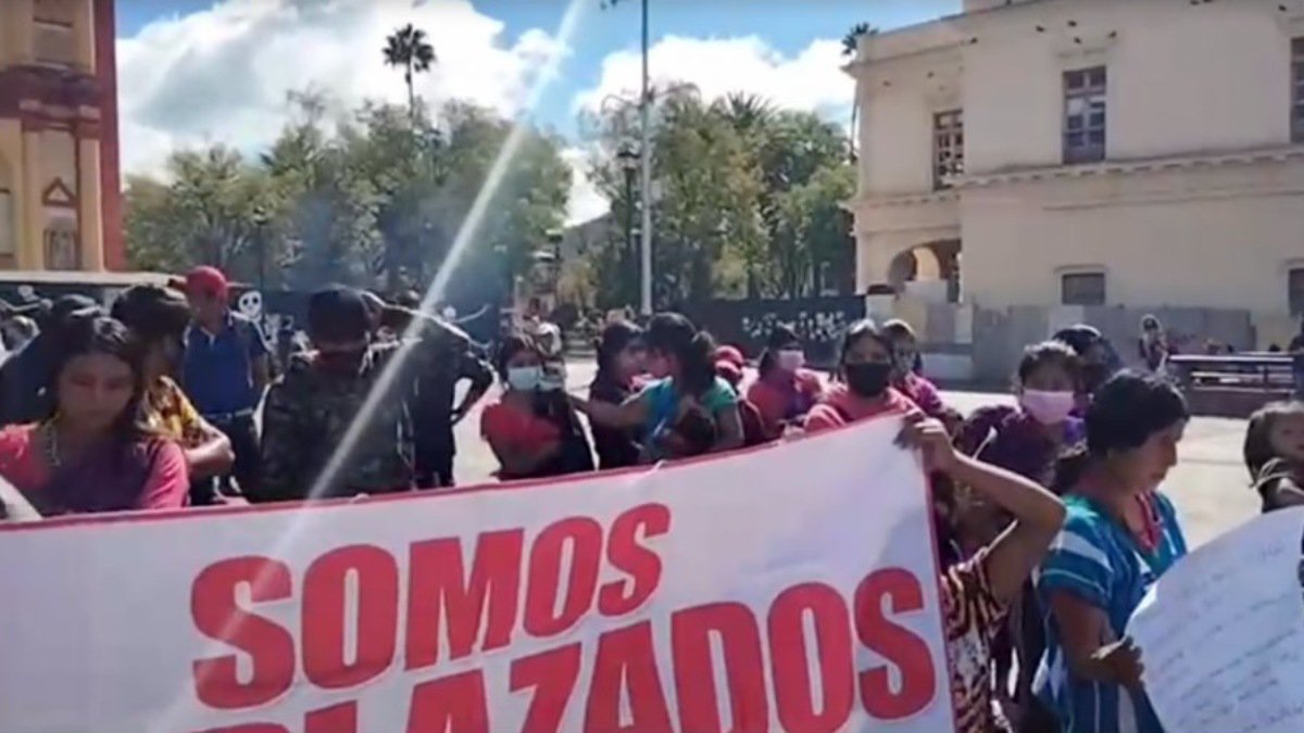 GrupoArmadopidedineroaescuelarifaavión.jpg
