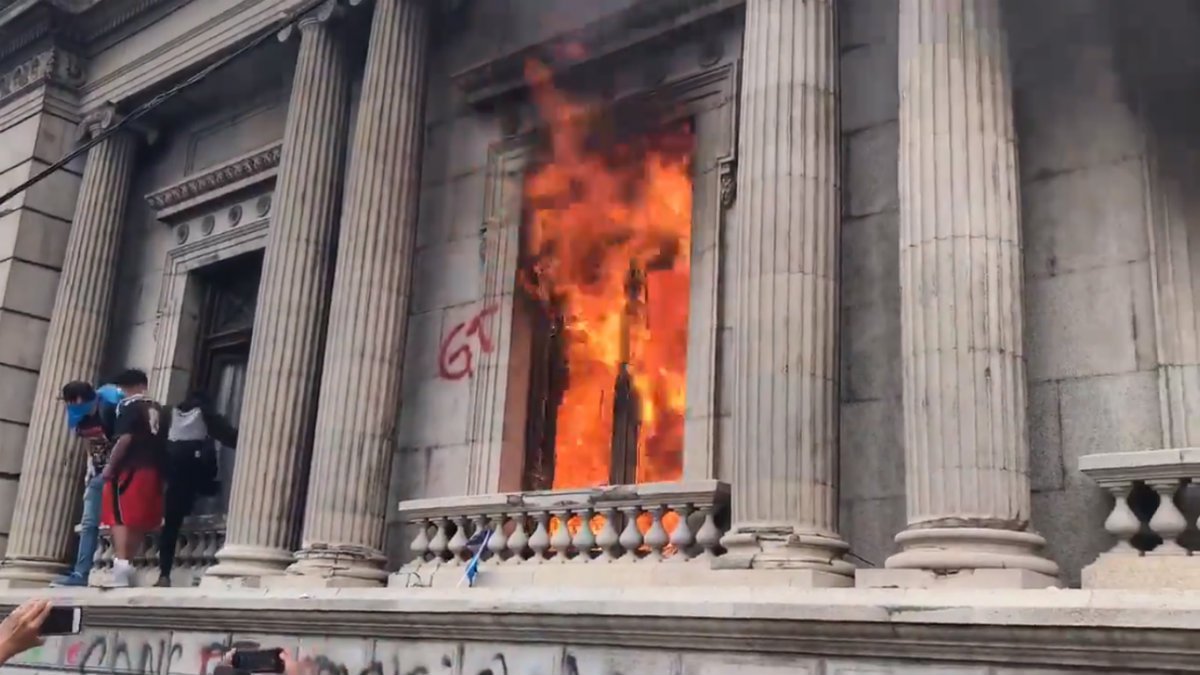 Guatemala manifestantescongreso.jpg