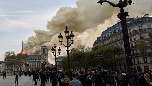 Incendio-catedral-Notre-Dame_EDIIMA20190415_0766_19.jpg