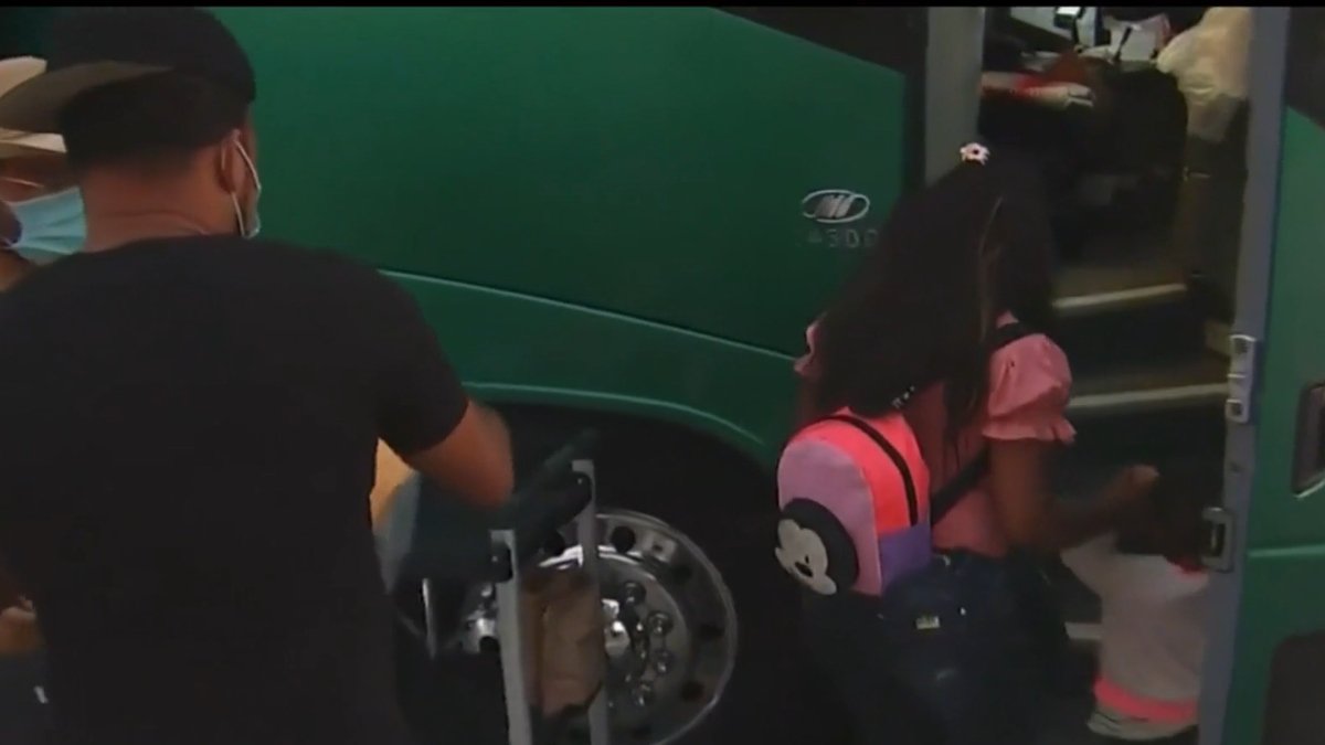 Inmigrantes van a Houston en autobús.jpg