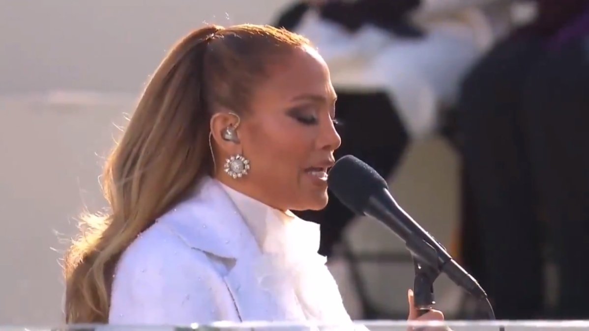 JLO español protesta Biden.jpg