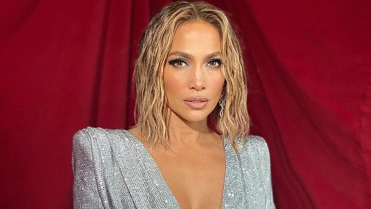 Jennifer Lopez mensaje en español AMAs.jpg