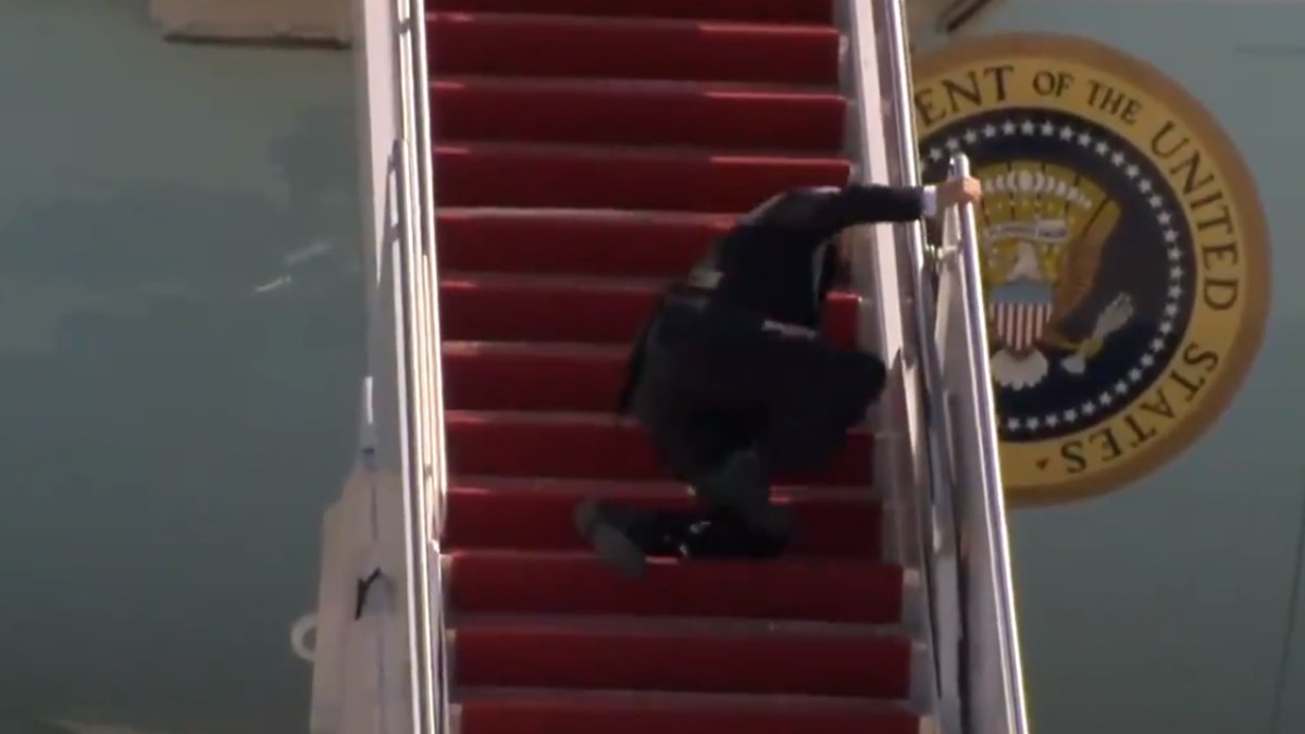 Joe Biden se cae aviónpresidencialesc.jpg