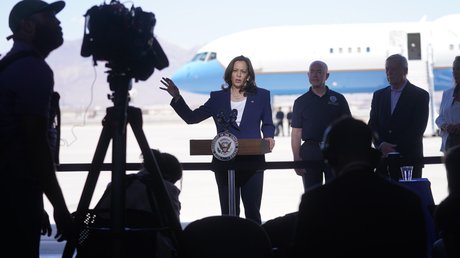 Kamala Harris visitaFront.jpg