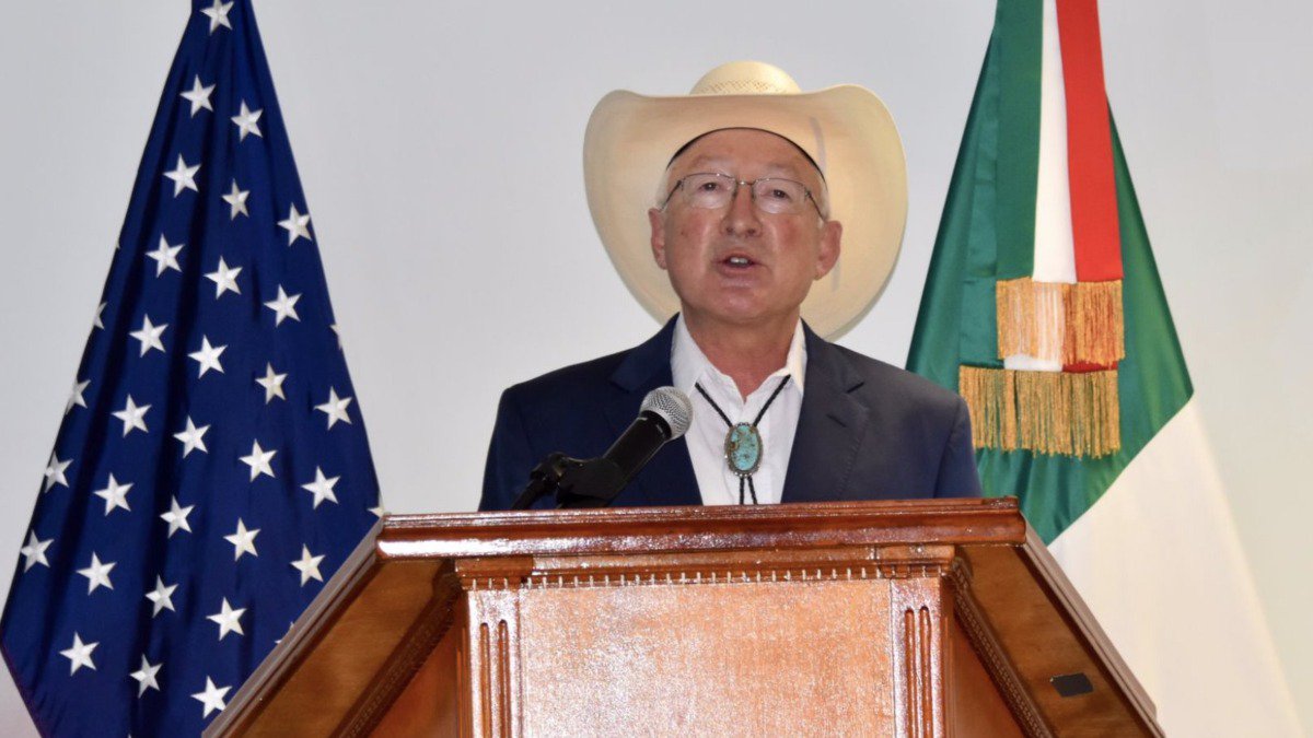 Ken Salazar EUseriaspreocreformaeléctrica.jpg