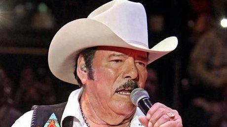 Lalo Mora aparece tocando a una mujer en pleno escenario.jpg