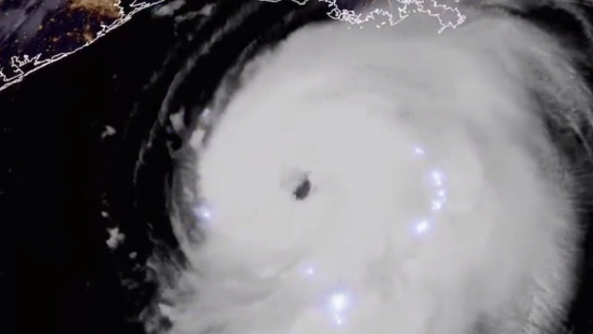 Laura huracán video satélite.jpg