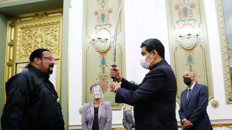 MaduroespadasamSeagal.jpg