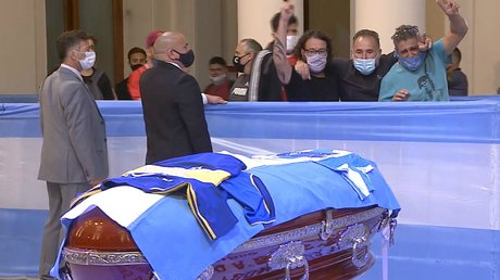 Maradona fans se despiden.jpg