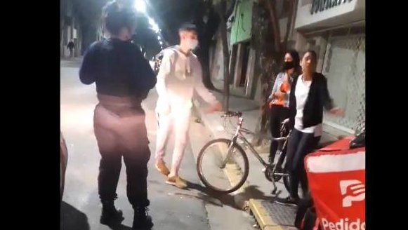 Mujer regala bici a repartidor .jpg