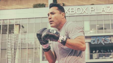 Óscar de la hoya manda mensajecovid-19 pel.jpg