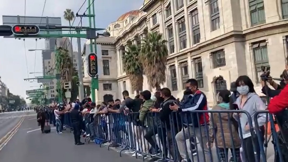 Personas acuden a ver Desfile pese a pandemia.jpg