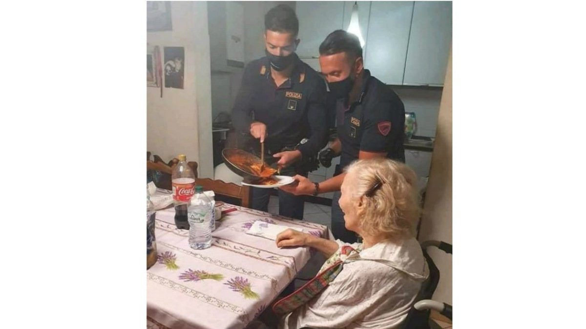 Policías cena viejita.jpg