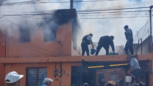 Policías de Neza controlan incendio en casa habitación .jpg