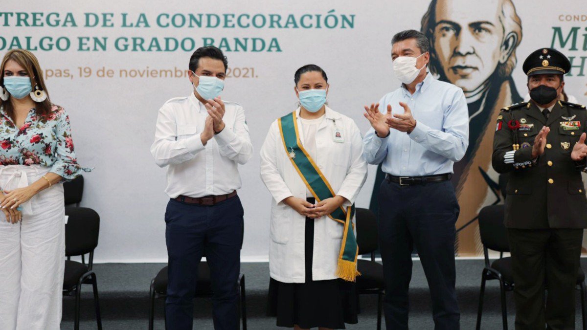 Rutilio Escandón y Zoé Robledo reconocen a trabajadores de salud.jpg