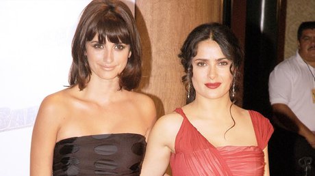 Salma Hayek felicita a Penélope Cruz.jpg