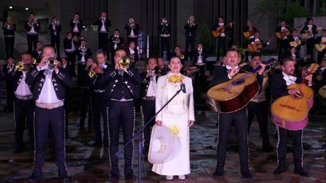 SandraCuevasdÍADELASMADRES.jpg