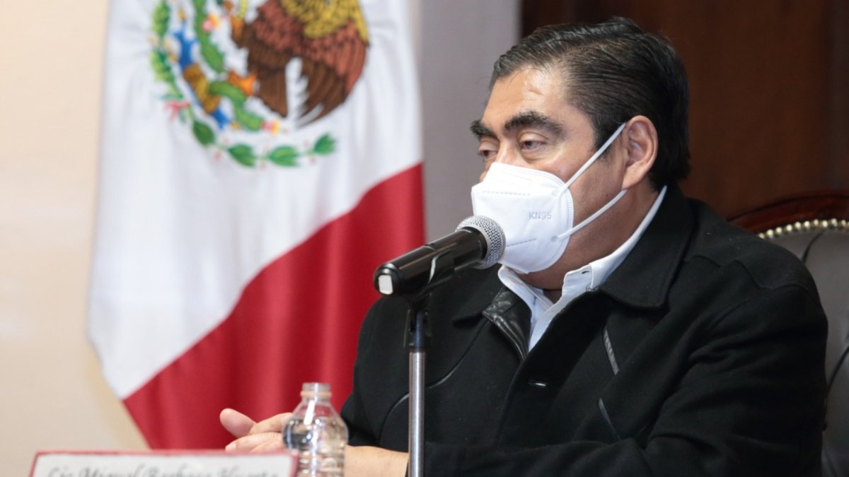 Semáforo rojo Puebla MBH.jpg