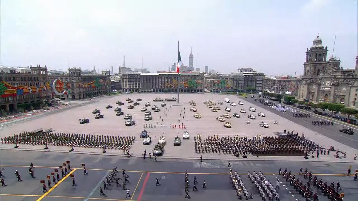 Termina Desfile Militar por 211 aniversario de independencia de Méx.jpg