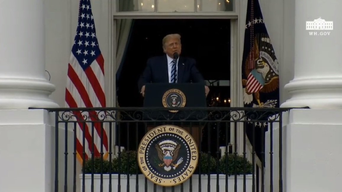 Trump casa blanca balcón.jpg