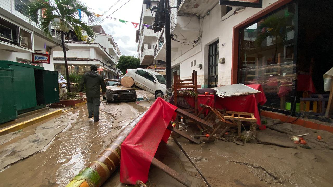 Van dos muertos por huracán “Nora” en Jalisco.jpg