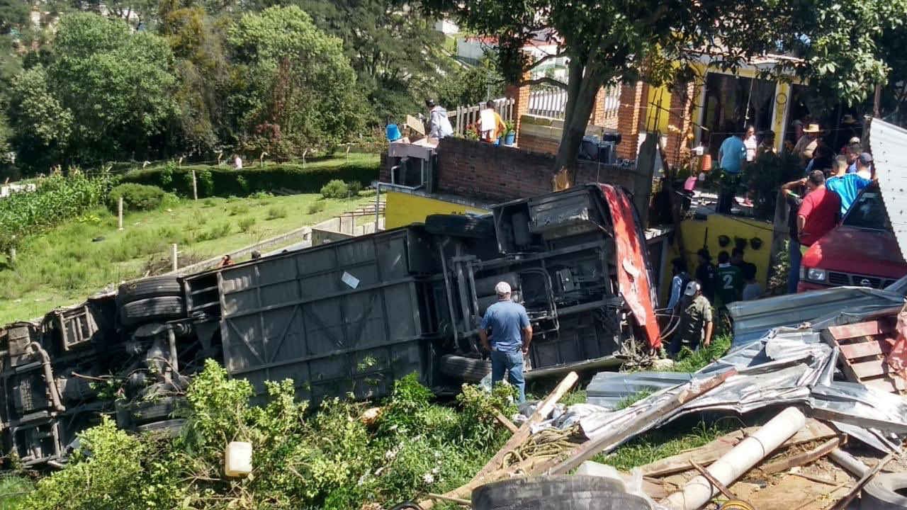 Volcadura autobús edomex 31ago.jpg