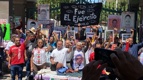 “INTENTAN CERRAR LAS INVESTIGACIONES”, PADRES DE LOS 43