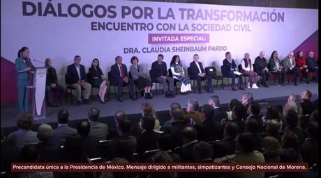 Claudia Sheinbaum arropada por su equipo de precampaña