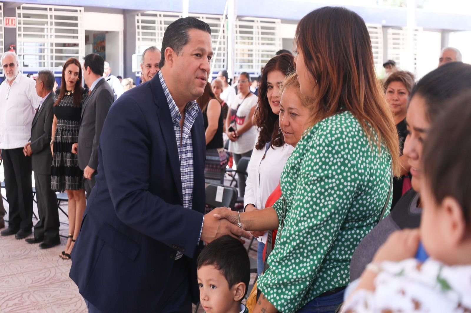 Diego Sinhue visitó la Escuela Primaria Lázaro Cárdenas, en León