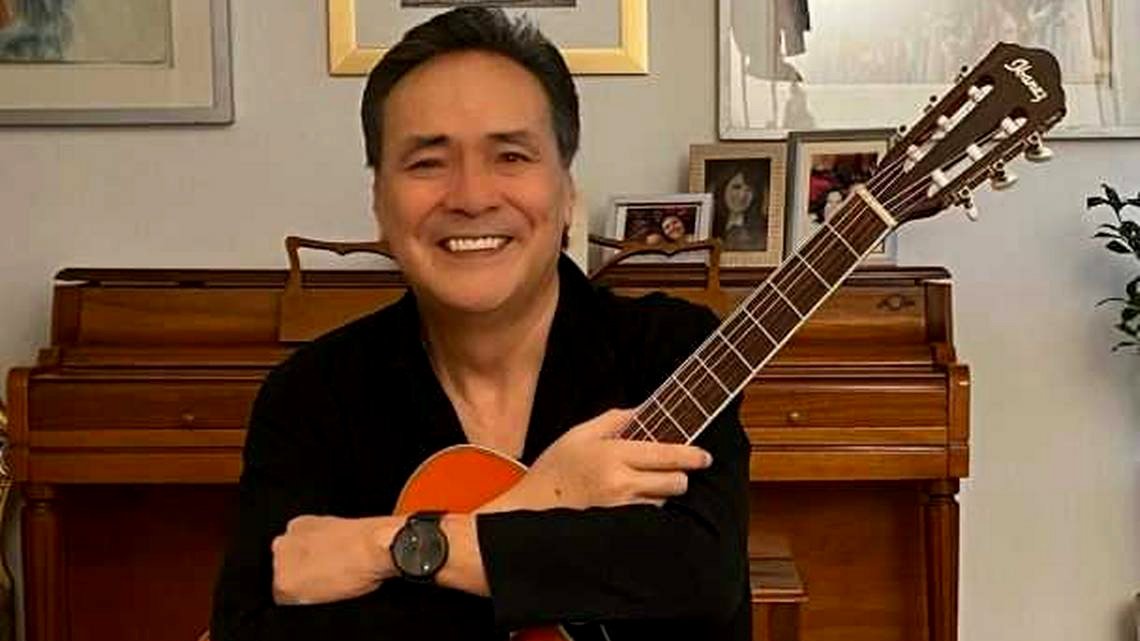 Yoshio cantante.jpg