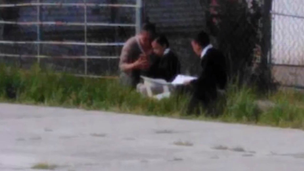 alumnos toman clase en cancha .jpg