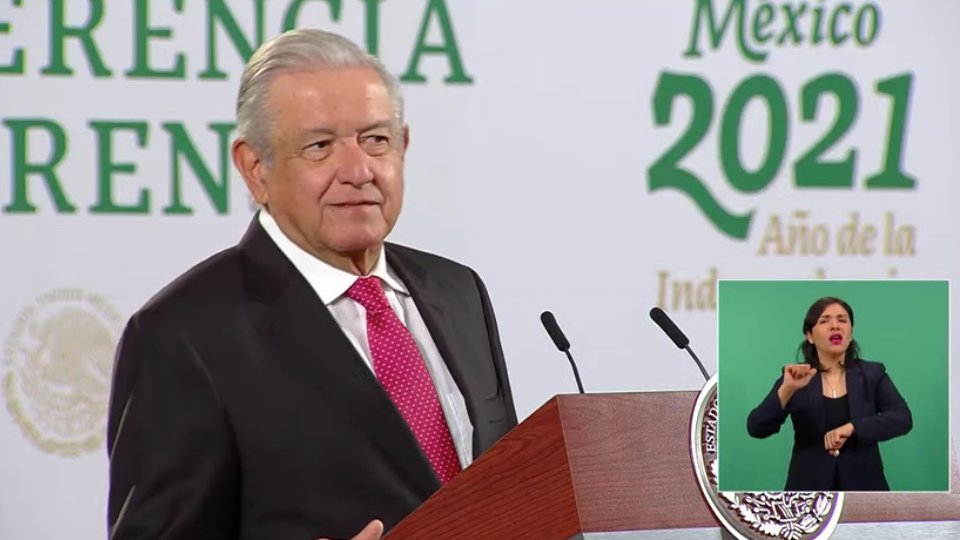 amlo cabecera y caminos de concreto.jpg