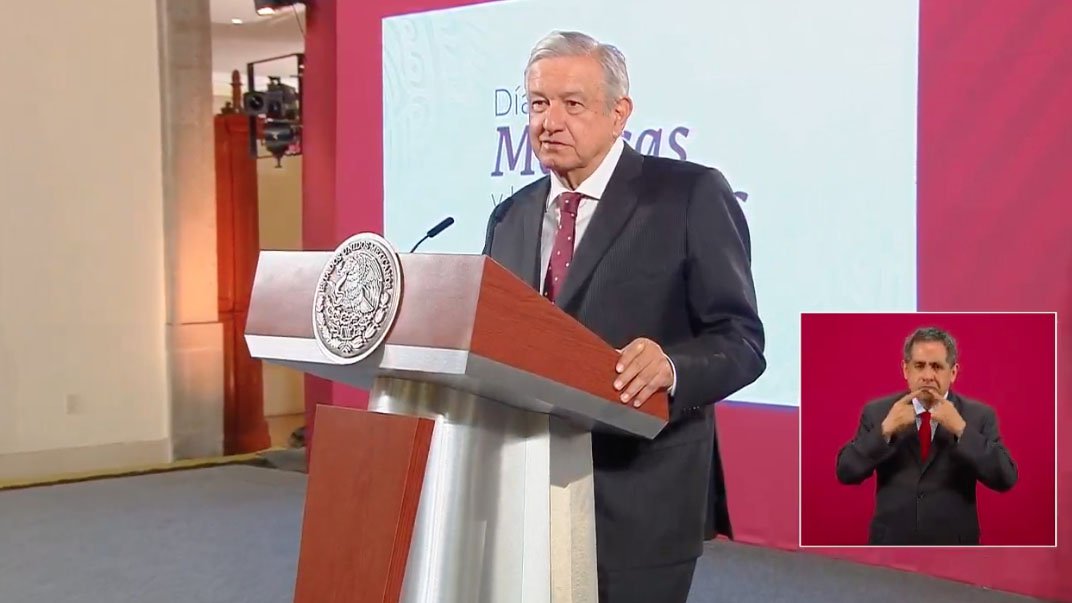 amlo celebra médicos.jpg