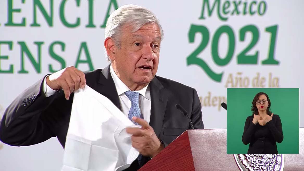 amlo con pañuelo.jpg