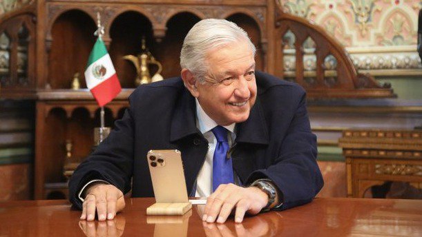 amlo criticado por celular neoliberal.jpg