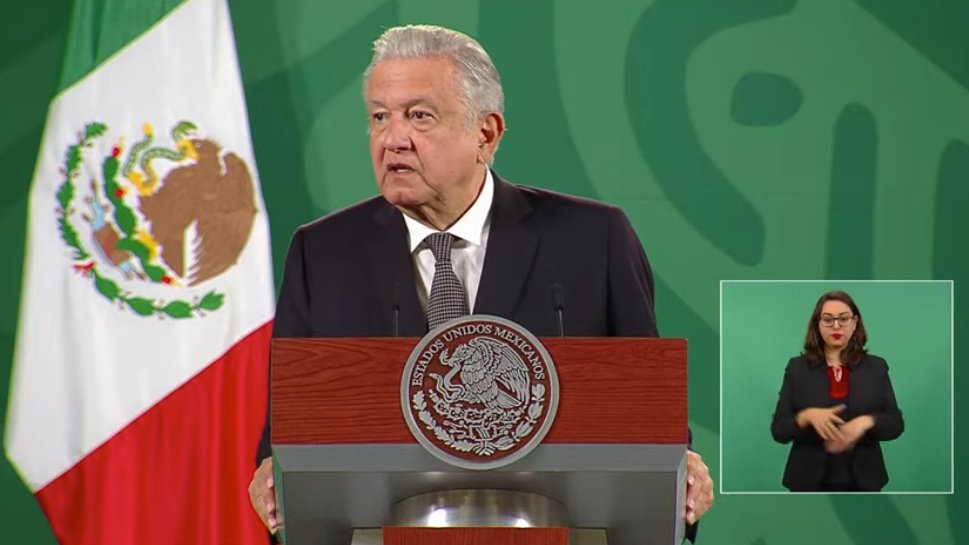 amlo de negro puente mañanera.jpg