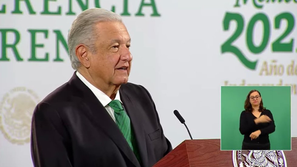 amlo de verde en palacio nacional0.jpg
