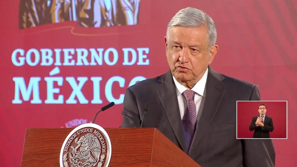amlo marcha de mujeres.jpg