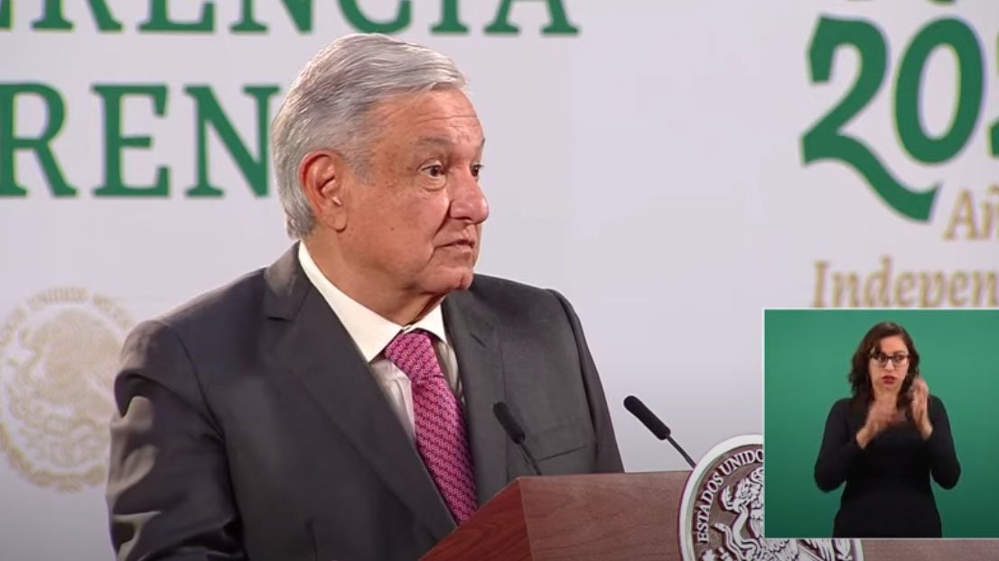 amlo pio estadio.jpg