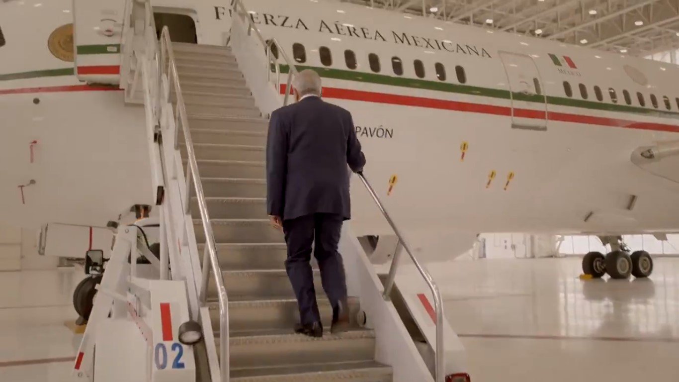 amlo sube a avion.jpg