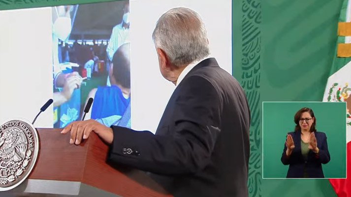 amlo vacuna vacia.jpg