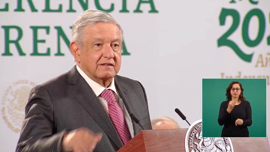 amlo vacunas rojo.jpg