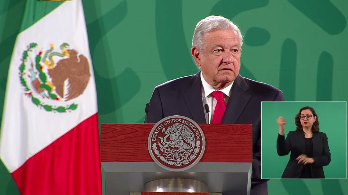 amlo viendo para otro lado.jpg